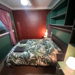 Peaceful Queen Room in Cozy House - KV6