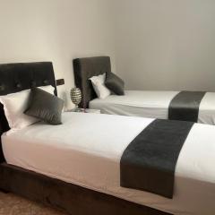 Magnifique maison famiiale moderne spacieuse de 150 m Avec de 3 chambres ,confortables et d un grand salon et terrasse, Idealement situee a 9 min du centre-ville elle se trouve à proximite de la route principale menant a l aeroport Berkane et Saidia