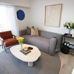 302 Seahorse - Premium 2 Bedroom Unit with Pool & Parking