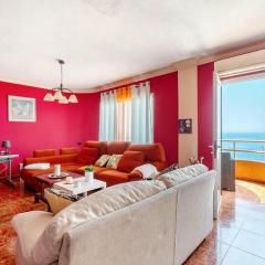 Apartamento a 150 m de la Playa con Vistas al Mar y Balcón