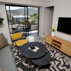 310 Seahorse - Premium 2 Bedroom Apt with Parking