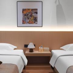 Summer & Chihiro Hotel