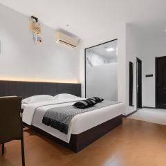 Summer & Chihiro Hotel