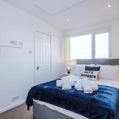 4BR Bungalow 2 Baths Driveway Sleeps 7 Short and Long Term Stays