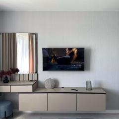 Квартира з вікнами на озеро