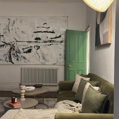 Cosy West Kensington Apartment - 3 Min to Tube