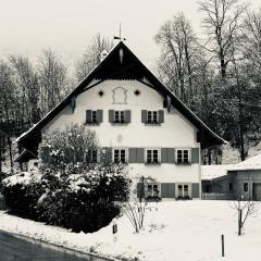 KURFÜRSTLICHES JÄGERHAUS - by "Schloss Gessenberg" - luxurious vacation home with mountain views, suitable for families and friends