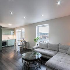 Spacious and Modern Apartment with Free Parking