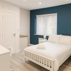 Chic 831 Studio Auto Check-In, 15 Min to Central