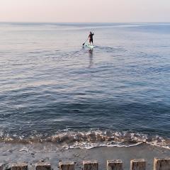 Maison atypique face à la mer, les pieds dans l'eau