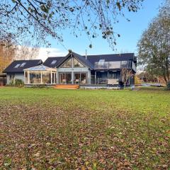 The Lakehouse - Uk50894