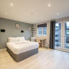 Stylish 4 Bedroom Home with Hot Tub in London