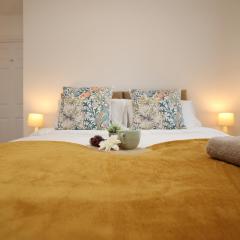 Orchard Place Semington By N And N Stays, 20 Mins From Bath, Perfect for Contractors and Workers, Pvt Parking for 2 vehicles