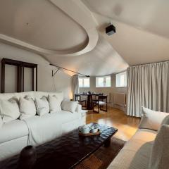 Grand 2BR Penthouse with Projector near Hyde Park