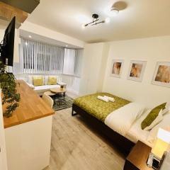 R5 - Newly Renovated Elegant Private Room with kitchenette near QE Hospital