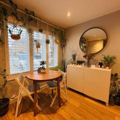 Stylish 2-Bed house, workspace & Easy London Access!