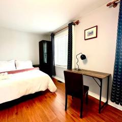 Cozy Queen room with Shared Bath near Seneca Finch 404