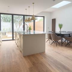 Beautiful Five-Bedroom House near Hammersmith