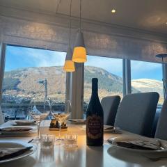 Panoramic mountain and river views in the heart of Voss