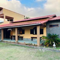 Casa na praia com amplo quintal