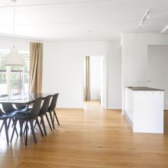 Fantastic modern 3-BR in prime location - 239