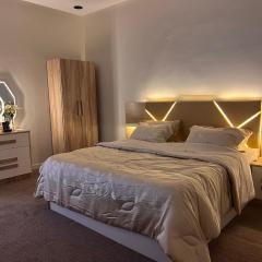 غرفة فندقية مع صالة ومطبخ دخول ذاتي