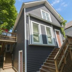 Cute and Spacious Wrigleyville Apt - Private Deck