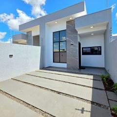 Casa novíssima com 2 quartos e 2 wc, 10 a 15 min centro e atrativos