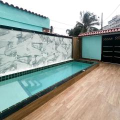 Casa à 300 metros da PRAIA com PISCINA, CHURRASQUEIRA e 2 VAGAS DE GARAGEM!