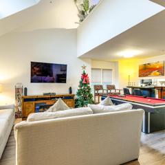 Elevator In-Unit 3-Story Condo Only 14 Mi to DC!