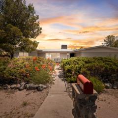 Modern 5BR Retreat l Cozy l Spacious Work-Friendly