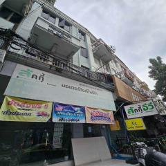 Sukhum Huai Khwang Guest House