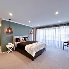 Premier Master Suite I HERstay in Mambourin