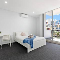 Cozy 2BR Waterloo Retreat Near Cafés & Parks