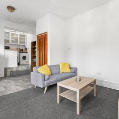 28 mins To London Coffee Machine, Fast WiFi & Garden