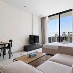 Bright studio in Arjan with pool gym and parking