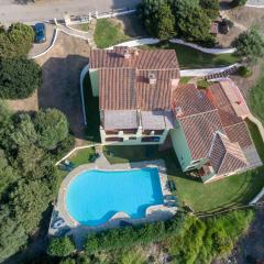 Charming Sea Villas-Villa Sleeps 6IN shared pool