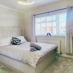 Cosy 2BR House on Quiet Street with Free Parking