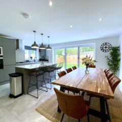 Brand NEW 4-bedroom detached house - 20-min walk to Gloucester Docks - Ample Parking - Superfast Wi-Fi - Long-stay rates!