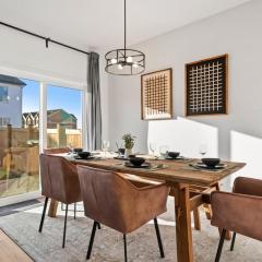 Luxe Retreat with Gym, Ping Pong, King Bed, Near WEM