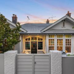 The Birdwood Villa by Homello Luxury Home with Views and steps to Parnell Village