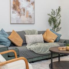 5BR3BA Minutes from the Action with Skyline Views