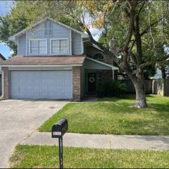 Charming Home with 6 BD, Near IAH, Minutes from Malls!