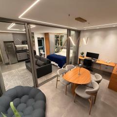 Estúdio moderno completo com vaga, TV 75 e Wi-Fi