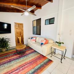 El Papagayo Verde 5 min walk to the beach and downtown