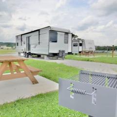 Mins from the Lake! King Bed • Firepit • Grill