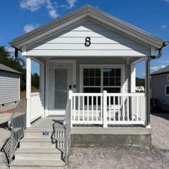 Serene Tiny Home - Biker-Friendly, Close to Skyway