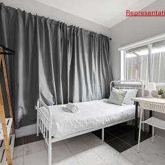 Light & Simple Single Room in Courtyard - Peakhurst Area - Shared Bathroom