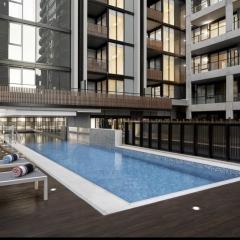 Chic 1-Bed with City Views, Parking, Gym & Pool