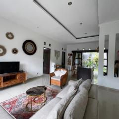 Spacious House with Private Pool and Garden